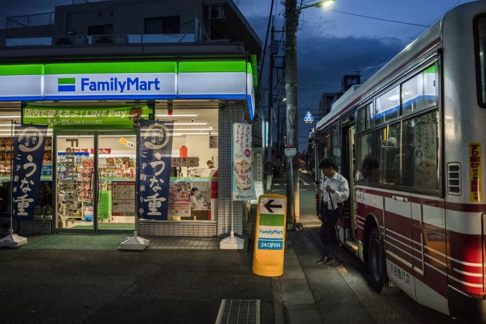 Một chủ cửa hàng 7-Eleven qua đời bóc trần mặt tối của hơn 50.000 chuỗi siêu thị tiện lợi Nhật Bản: Cắt 70% lợi nhuận, làm việc đến kiệt sức, không thể nghỉ vì ràng buộc hợp đồng - Ảnh 3