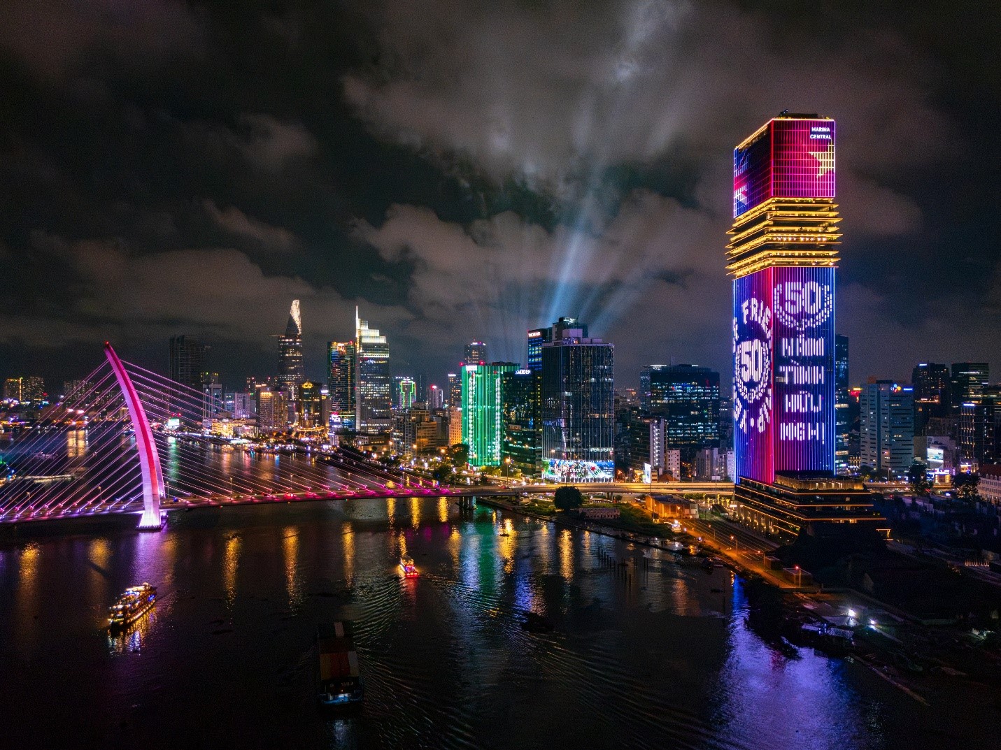 Tòa tháp Saigon Marina IFC rực sáng chào mừng đối tác chiến lược toàn diện Việt - Anh - Ảnh 1