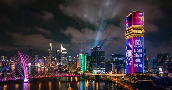 Tòa tháp Saigon Marina IFC rực sáng chào mừng đối tác chiến lược toàn diện Việt - Anh