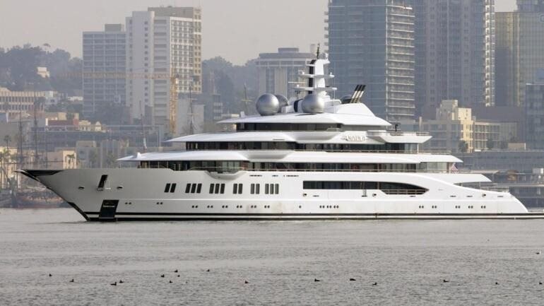 Trong phiên đấu giá mà người tham gia cần có tài sản ít nhất 500 triệu USD, một siêu du thuyền bị tịch thu của Nga trị giá không dưới 300 triệu USD vừa được bán với giá cực ‘rẻ’ - Ảnh 2