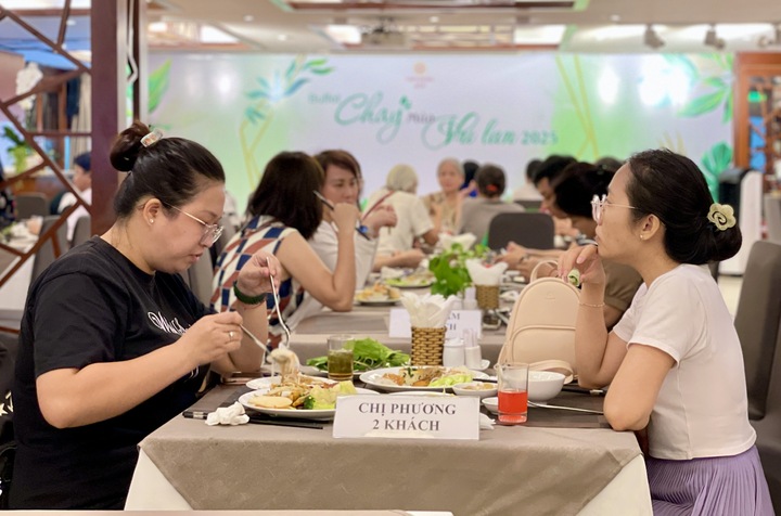 Hàng thiết yếu đua nhau tăng giá, người dân cắn răng chi tiêu - Ảnh 3