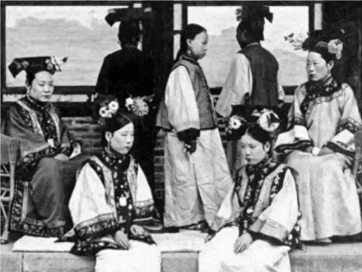 6 bức ảnh hiếm cuối triều Thanh: Chính thất lạnh lùng, thông phòng e dè, diện mạo thái giám gây bất ngờ - Ảnh 1