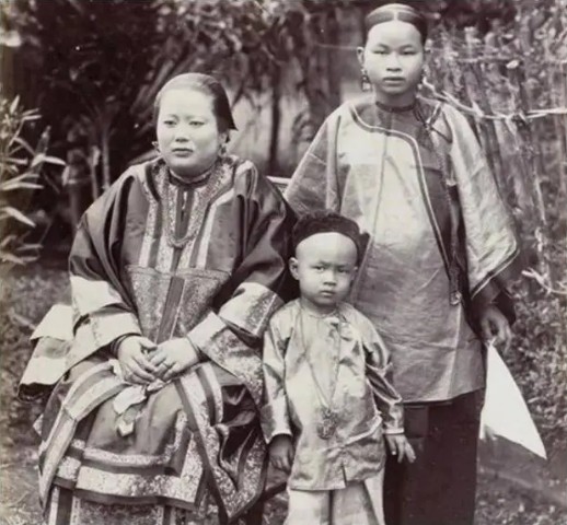 6 bức ảnh hiếm cuối triều Thanh: Chính thất lạnh lùng, thông phòng e dè, diện mạo thái giám gây bất ngờ - Ảnh 3