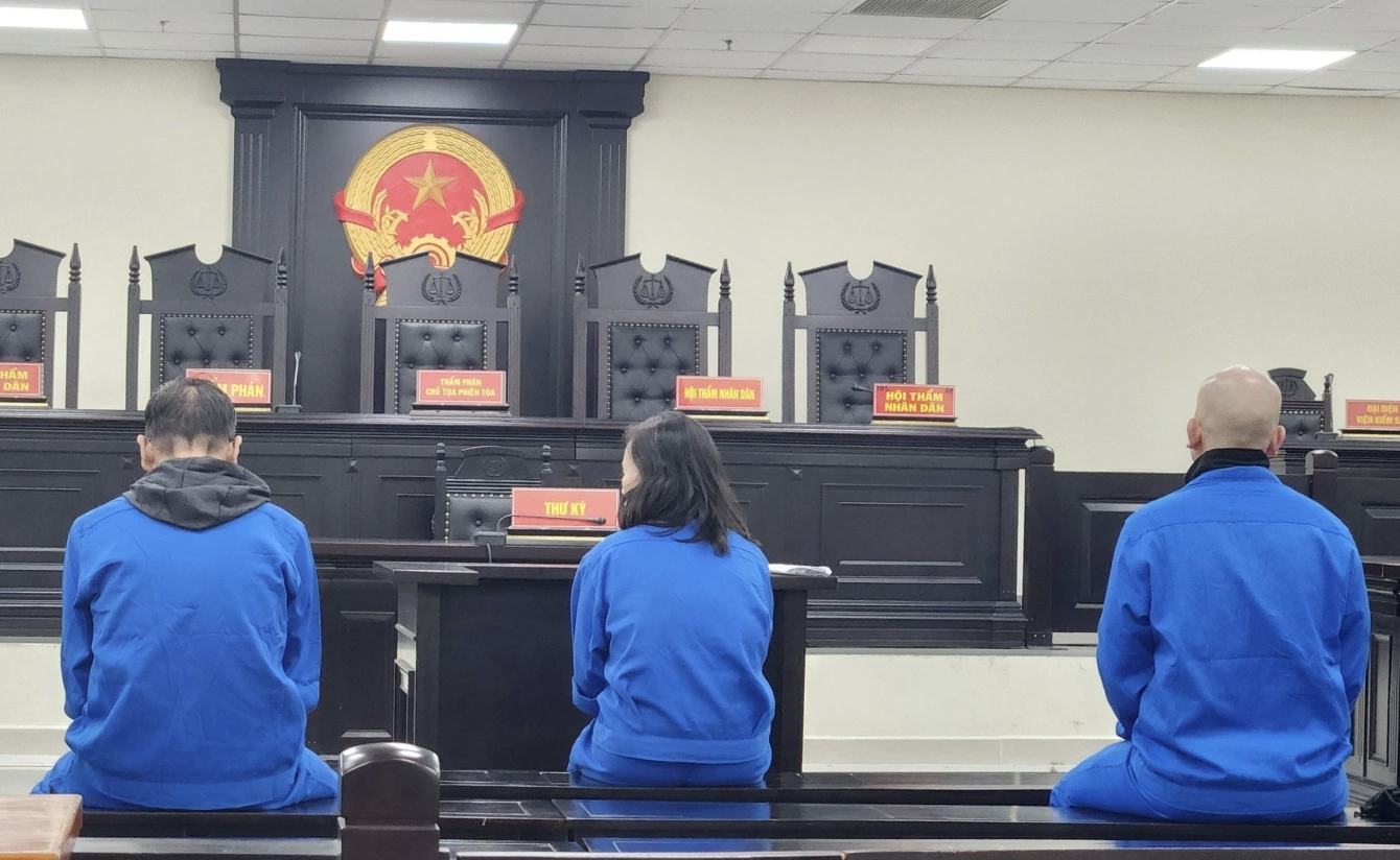 Nhận 2 thùng tiền của nữ doanh nhân, cựu cán bộ TAND Tối cao hầu toà - Ảnh 1