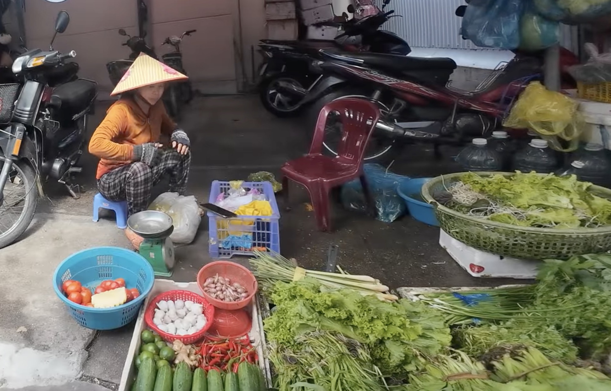 Chợ trống kệ, người dân Gia Lai phải “săn” từng bó rau nhỏ - Ảnh 1