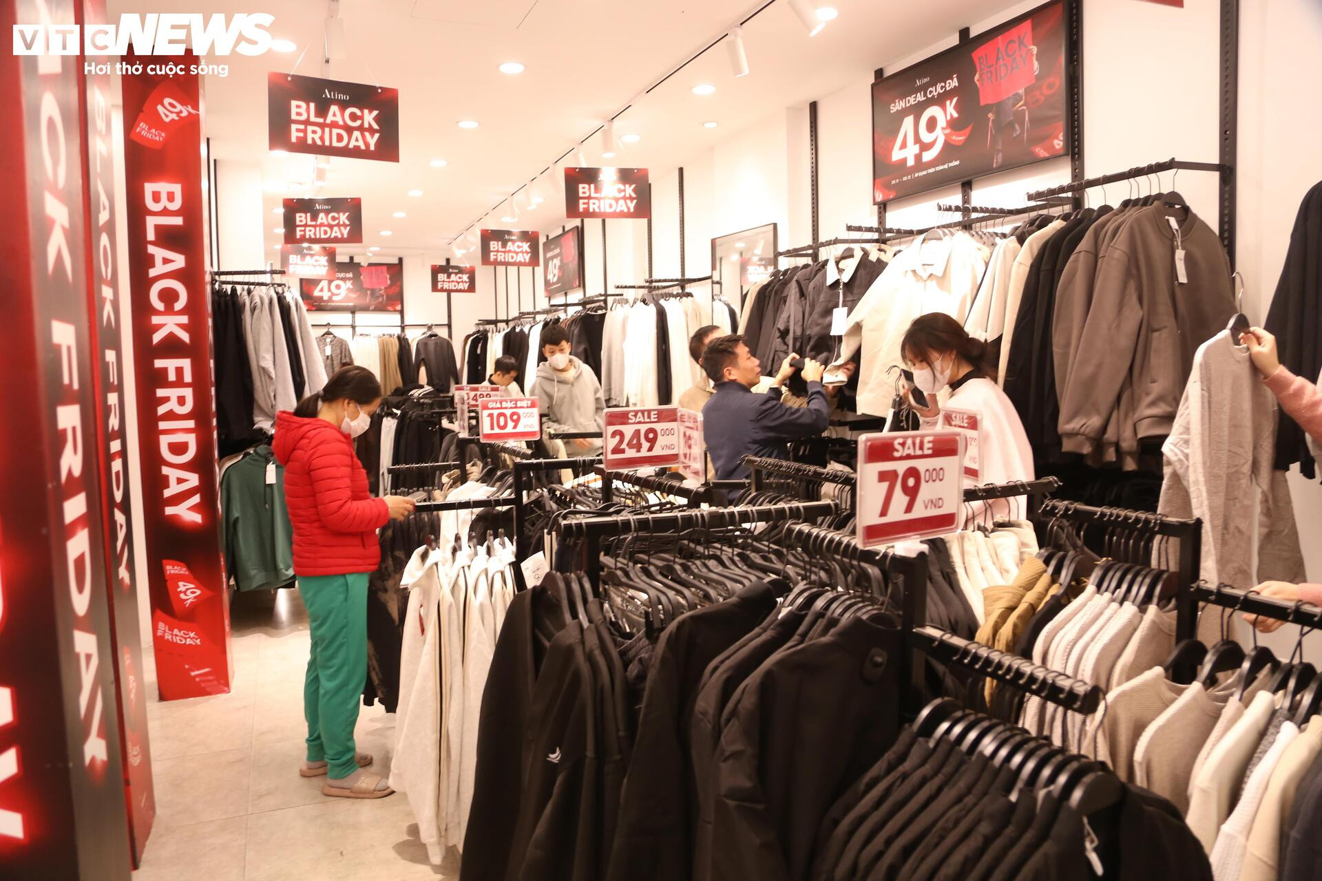 La liệt hàng giảm giá ngày Black Friday, khách vẫn èo uột - Ảnh 5