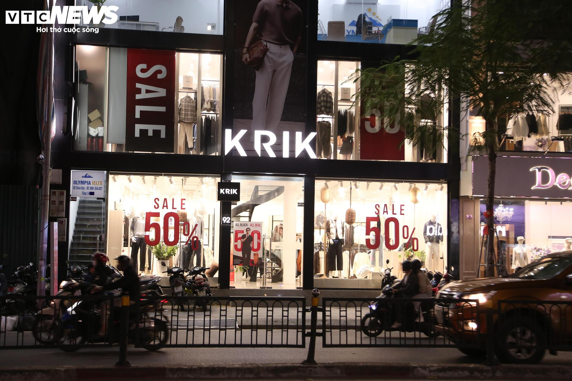 La liệt hàng giảm giá ngày Black Friday, khách vẫn èo uột - Ảnh 1