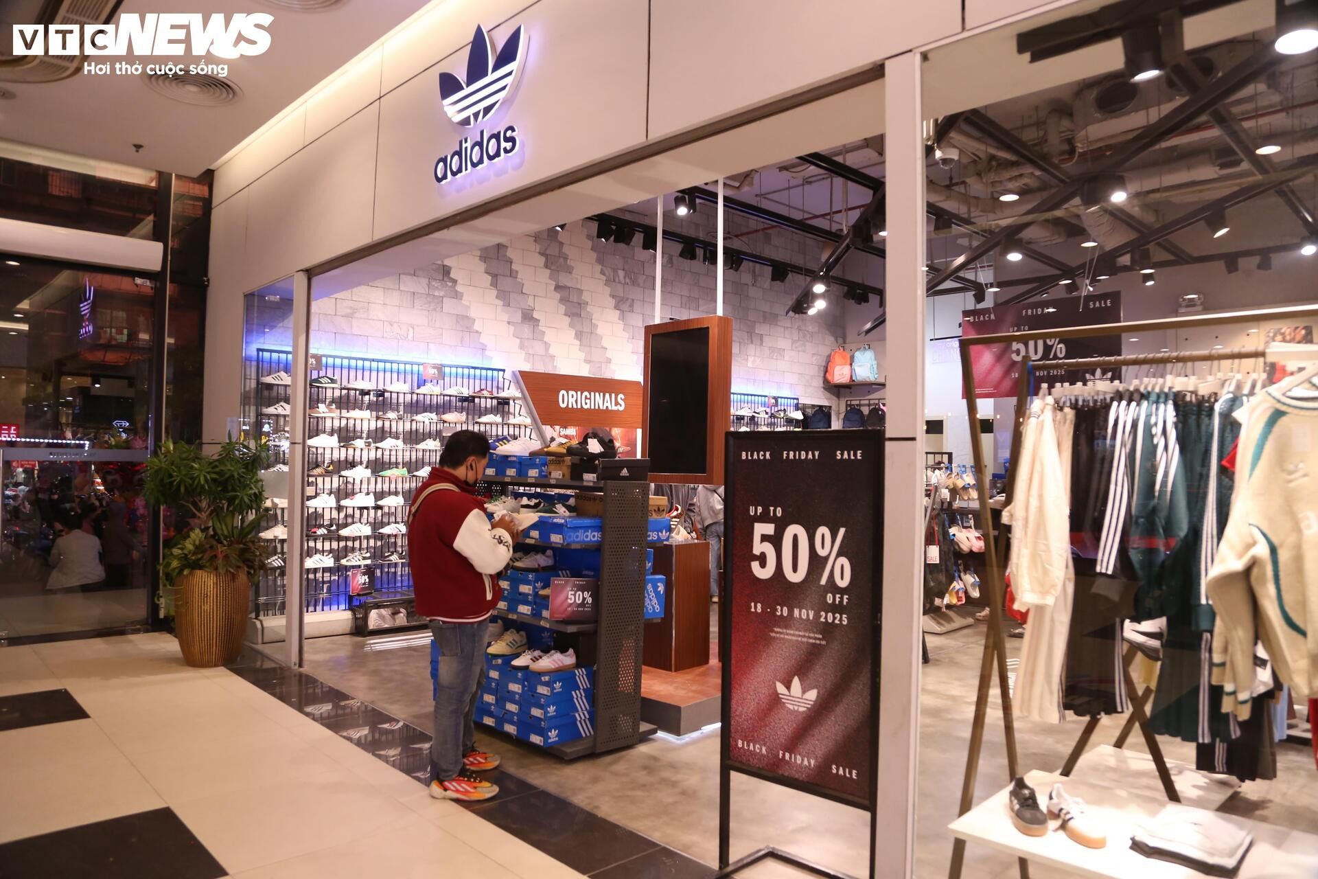 La liệt hàng giảm giá ngày Black Friday, khách vẫn èo uột - Ảnh 13