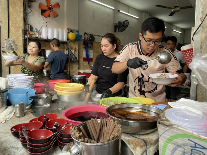 Hàng thiết yếu đua nhau tăng giá, người dân cắn răng chi tiêu - Ảnh 4