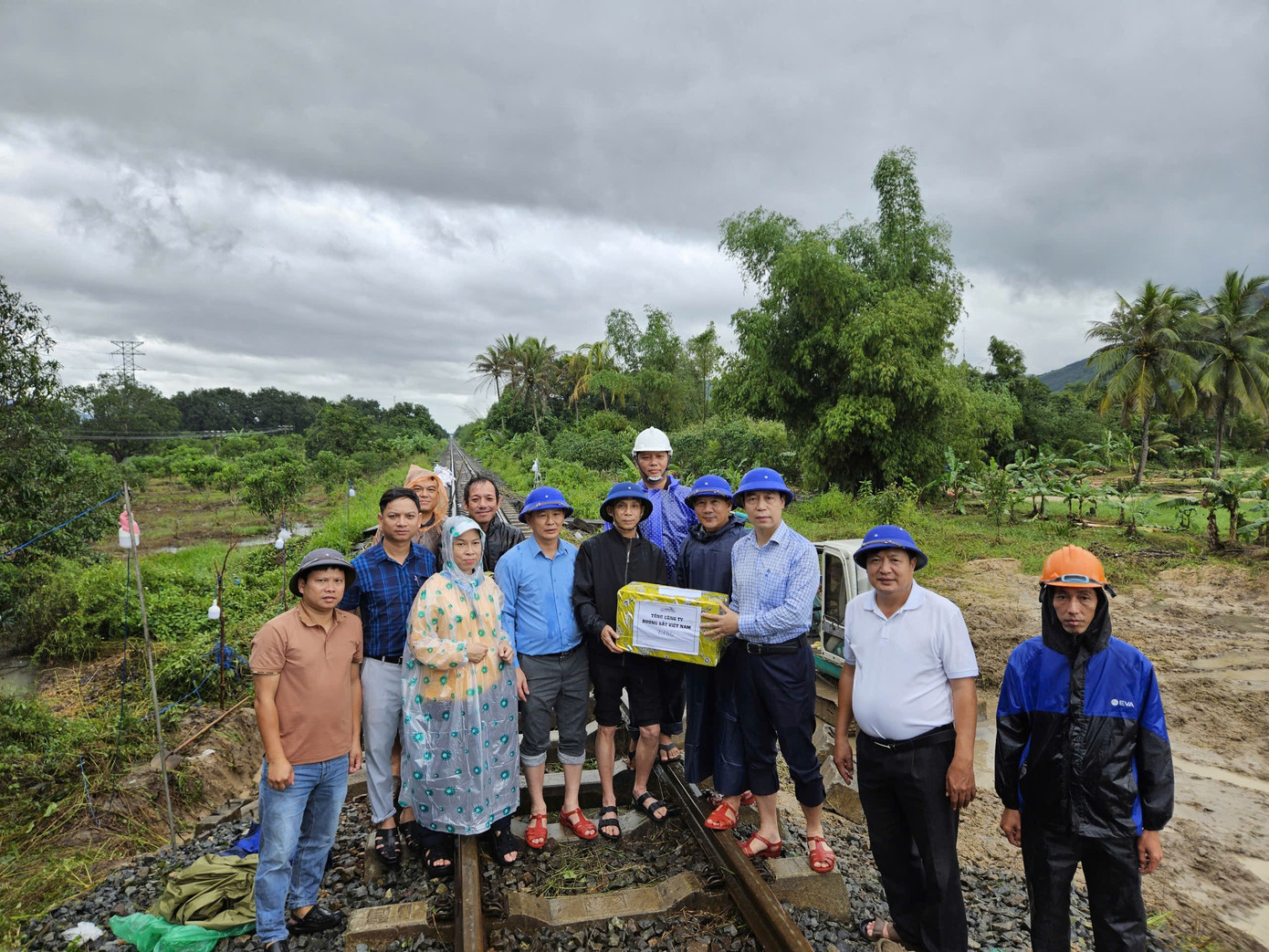 Mưa lũ miền Trung: Ray đường sắt treo lơ lửng, nhiều quốc lộ nứt toác - Ảnh 2