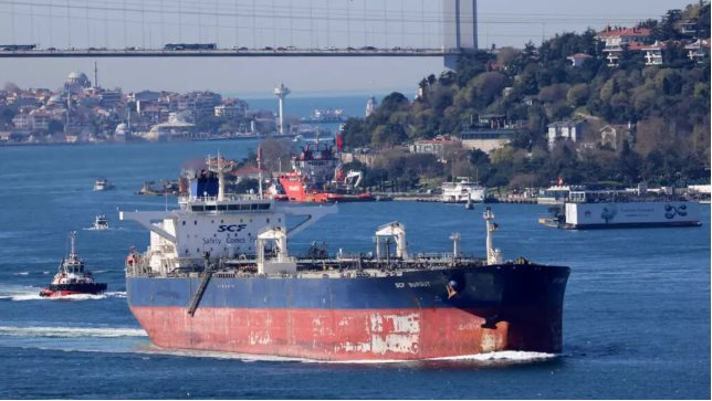 Trước thời hạn trừng phạt của Mỹ, một quốc gia vẫn ùn ùn nhập khẩu dầu Nga - Ảnh 1