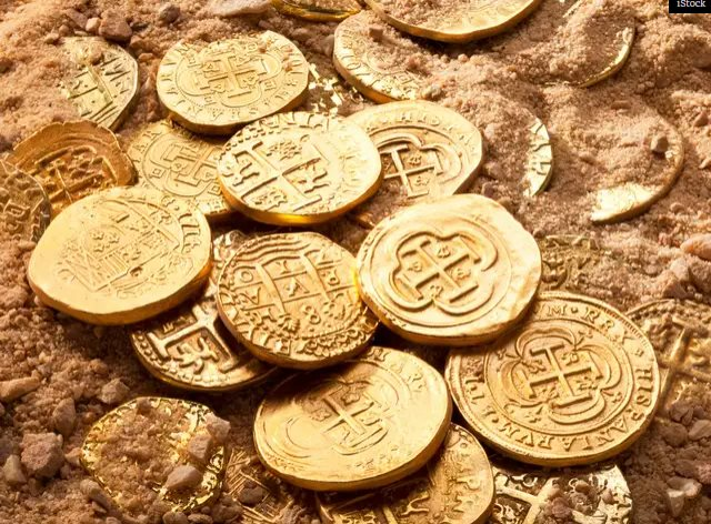 Đào sân sau để xây bể bơi, người đàn ông bất ngờ phát hiện 5 thỏi vàng trị giá hơn 20 tỷ đồng, có đầy đủ số series truy xuất nguồn gốc - Ảnh 1