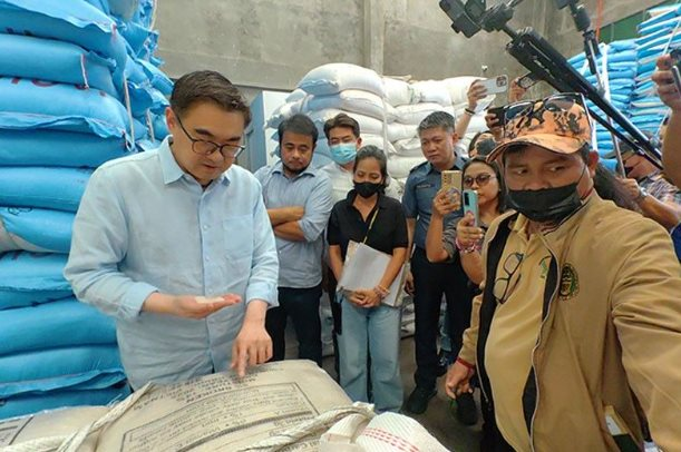 Khám xét một nhà kho, cảnh sát thu giữ 26.000 bao gạo nhập lậu quy mô lớn, tổng giá trị hơn 15 tỷ đồng - Ảnh 1