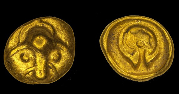 Dò kim loại trên cánh đồng, người đàn ông tìm thấy kho báu quý giá