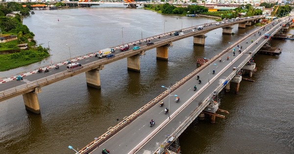 Một tháng thần tốc: Cầu 11.000 tấn được nâng lên 1,08m nhờ 100 "người khổng lồ thép" làm chủ công nghệ phức tạp, tạo kỳ tích chưa từng có tiền lệ ở Việt Nam