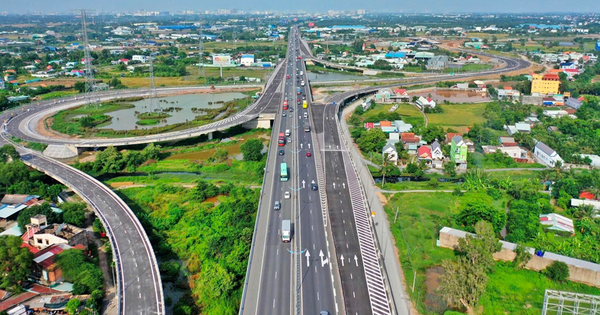 SCIC ước tính lợi nhuận gần 11.400 tỷ sau 10 tháng đầu năm 2025, đã rót 7.770 tỷ cho Vietnam Airlines và 1.500 tỷ cho BIDV - Ảnh 1