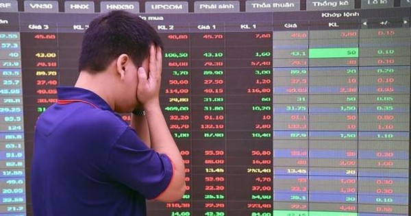 Vì sao VN-Index liên tục bị "đánh úp" cuối phiên?