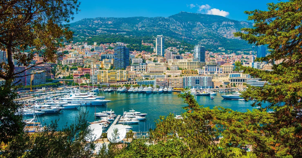 Đất nước rộng chưa bằng nửa Hồ Tây nhưng "cứ ra ngõ là gặp triệu phú USD"