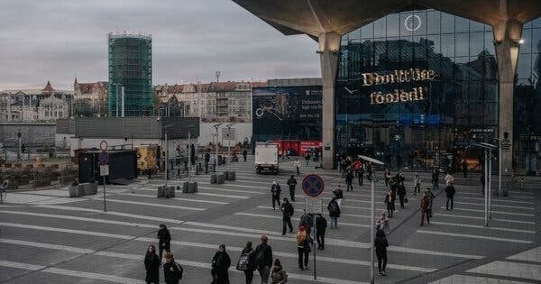 Vươn lên từ ‘đổ nát’ và lạm phát 900%, nền kinh tế nghìn tỷ USD của EU đối mặt thách thức mới sau hơn 3 thập kỷ