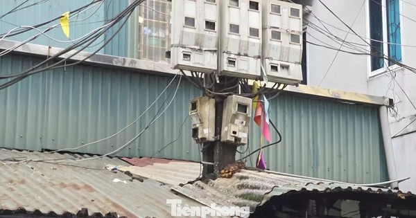 Kỳ lạ nhà 'ôm' cột điện tại phường trung tâm Thủ đô