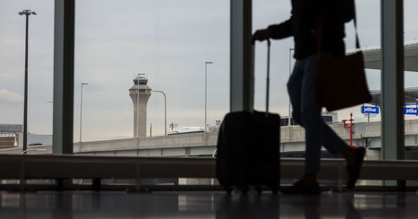 Mỹ cắt giảm 10% lưu lượng không lưu tại 40 sân bay lớn: Khủng hoảng hàng không vì chính phủ đóng cửa