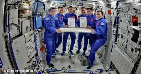 Sự cố bất thường khiến tàu vũ trụ Trung Quốc chưa trở về Trái đất