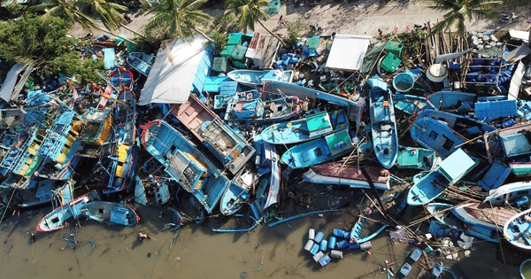 Đắk Lắk: Hàng trăm tàu cá chồng chất lên nhau sau bão số 13, ngư dân bật khóc