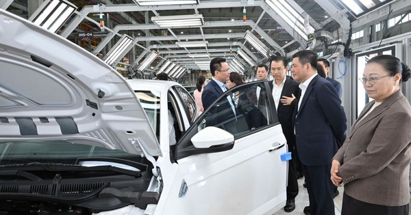 Đón Bộ trưởng Lào, nhà máy ô tô công suất 120.000 xe/năm tuyên bố lấn sân sang xe điện và muốn xuất khẩu sang Lào