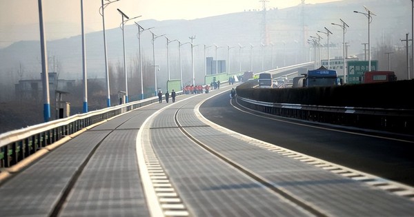 Chỉ có thể là Trung Quốc: Đường cao tốc tạo ra điện, phương Tây cũng phải thốt lên "đáng kinh ngạc"