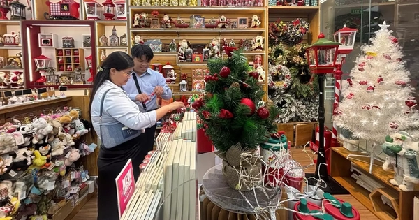 Đồ trang trí Noel xuống phố sớm, giá 'khá mềm' ngay từ đầu mùa