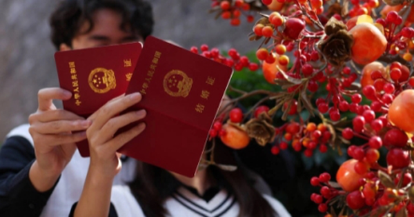 Đám cưới kiểu mới ở Trung Quốc: Trong quán bar, ga tàu và giữa đỉnh núi tuyết