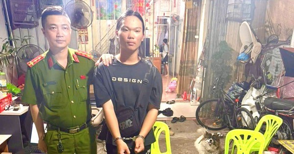 Cất giấu 20 kg bạc dưới đế giày vận chuyển qua biên giới