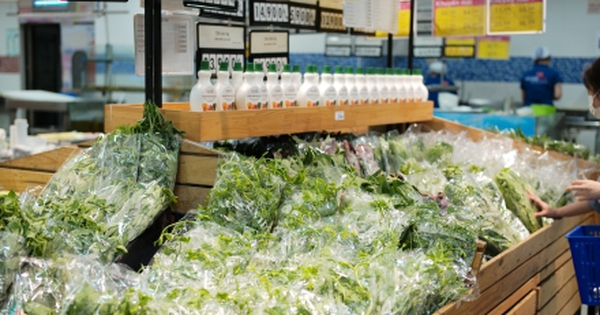 Hàng thiết yếu đua nhau tăng giá, người dân cắn răng chi tiêu