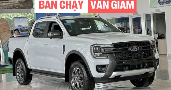 Ford Ranger giảm giá mạnh tại đại lý: Bản Wildtrak, Raptor giảm tới 120 triệu đồng, bản ‘base’ còn rẻ hơn Hilux