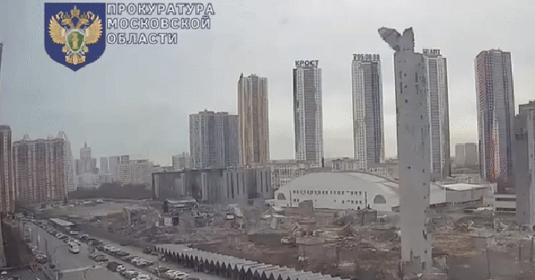 Khoảnh khắc kinh hoàng ở Moscow: Khu trượt tuyết khổng lồ đổ sập, khói bụi nuốt trọn bãi xe!