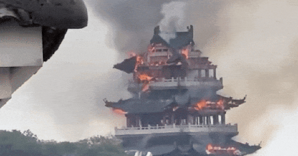 Chùa cổ 1500 tuổi ở Trung Quốc bốc cháy dữ dội