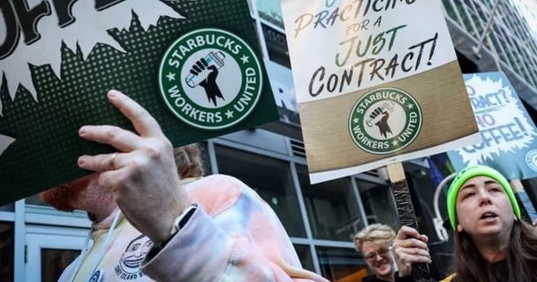 Nhân viên Starbucks đồng loạt đình công vì kiệt sức, 65 cửa hàng 'đóng băng' đúng mùa lễ hội