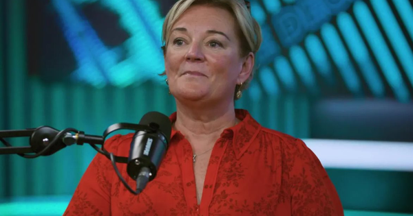 11 tuổi làm 'trụ cột' gia đình, bán hàng rong lẫn rửa bát thuê kiếm sống, người phụ nữ 'không chịu thua số phận' trở thành triệu phú nước hoa nức tiếng