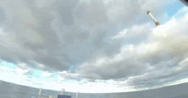 Tiếp sau SpaceX, công ty tên lửa của tỷ phú Jeff Bezos trở thành hãng thứ hai trên thế giới làm được việc này