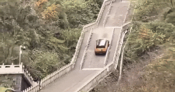 SUV Trung Quốc tụt dốc, làm vỡ lan can khi cố leo 999 bậc lên đỉnh núi