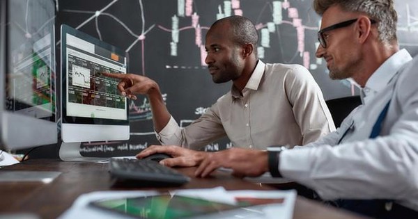 Khối ngoại tiếp đà bán ròng gần 1.000 tỷ đồng trong phiên VN-Index bứt phá, "xả" mạnh một cổ phiếu ngân hàng