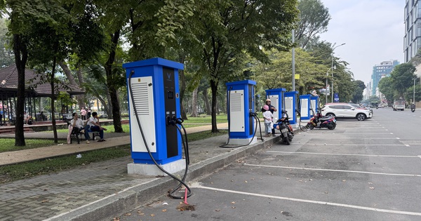 Trạm sạc ô tô điện VinFast xuất hiện ngày càng nhiều ở trung tâm TP HCM