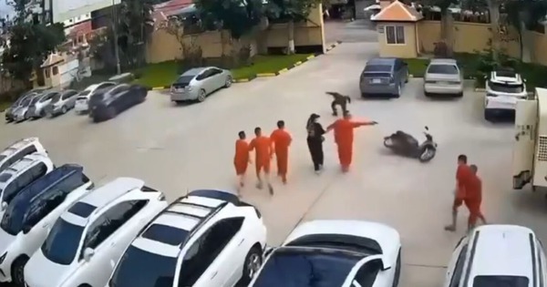 Phạm nhân chĩa súng bỏ trốn ngay trước tòa án ở Campuchia