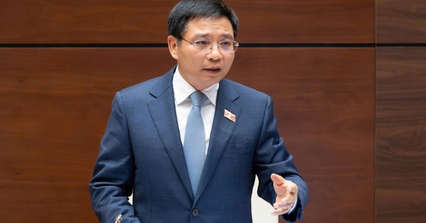 Bộ trưởng Bộ Tài chính khẳng định chính sách thuế với hộ kinh doanh hiện nay có lợi hơn trước: Trước đây doanh thu 100 triệu đồng/năm đã phải nộp thuế, nay nâng lên 200 triệu đồng