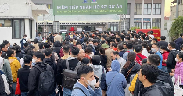 Người dân xếp hàng xuyên đêm mua nhà ở xã hội, chuyên gia hiến kế số hoá ngay