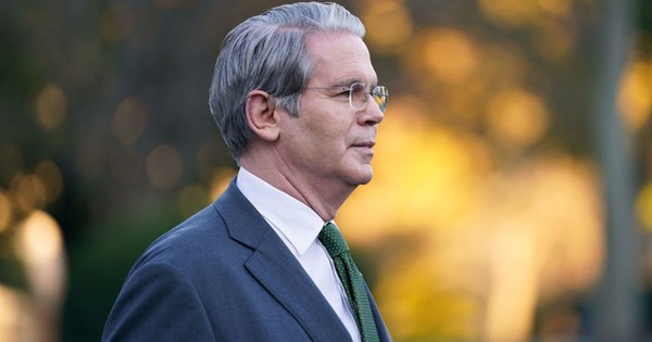 Ông Trump dọa sa thải Bộ trưởng Tài chính nếu Fed không hạ lãi suất