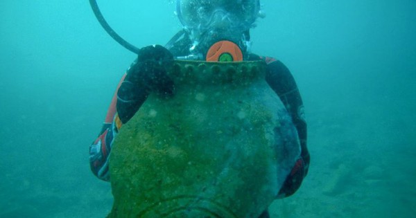 Khảo sát 4 điểm ngập nước ở hồ sâu bậc nhất hành tinh, chuyên gia sững sờ phát hiện điều không tưởng dưới đáy