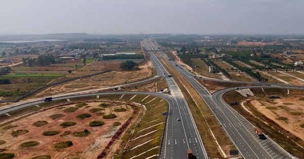 Đột kích 15 địa điểm, triệt phá đường dây làm giả giấy tờ chiếm đoạt đất công, tịch thu vàng thỏi trị giá hơn 2 tỷ đồng cùng hơn 4 tỷ đồng tiền mặt, phong tỏa 22 tỷ đồng cổ phiếu