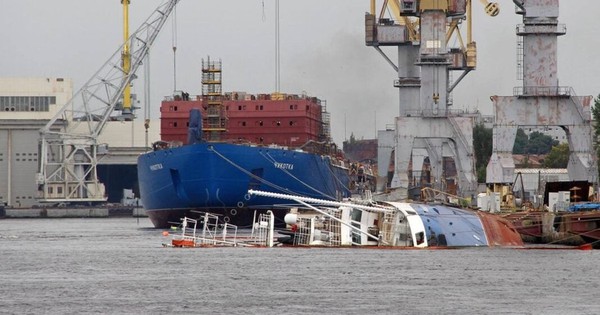 Nhà máy đóng tàu nguy cơ sụp đổ