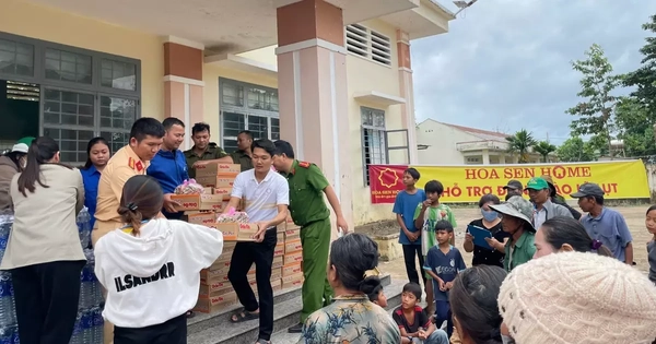 Tập đoàn Hoa Sen cứu trợ nhu yếu phẩm cho bà con vùng lũ xuyên đêm